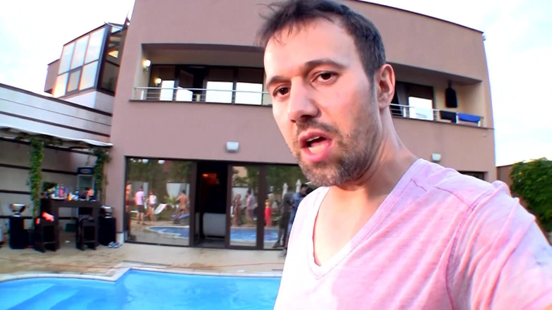 Big Boobs Babe: Tembusan berganda luar – awek blonde berkongkek liar di tepi kolam