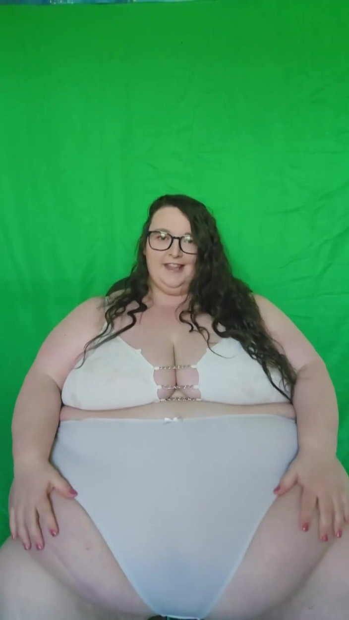 SSBBWLadyBrads: SSBBW bogini białe majtki przymierzać