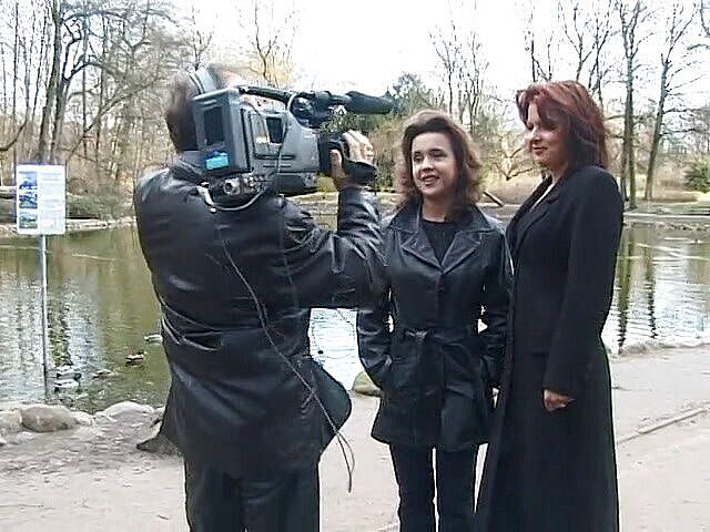 Lucky Cooch: 老家伙遇到两个在户外吮吸和撸管的少女