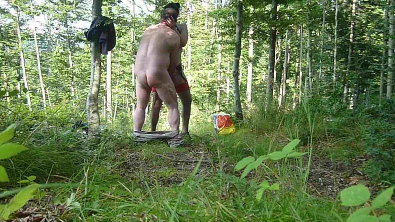 Toilet Mommy: Paar gegenseitige masturbation im freien