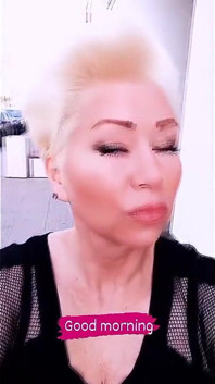 セクシーな喫煙ミルフのぽっ開きの膣