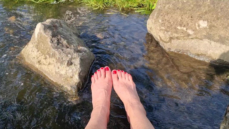 NadjaNeah: 水中的脚