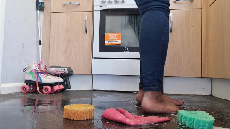Simp to my ebony feet: Cleaning floor with dirty feet