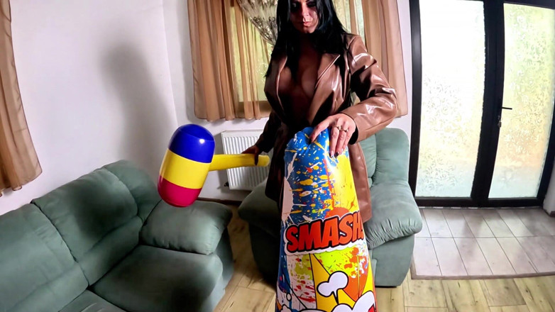 MilfyCalla: Mamă sexy dominantă în piele gonflabilă Smash Fetiș. Ciocan uriaș, pe...