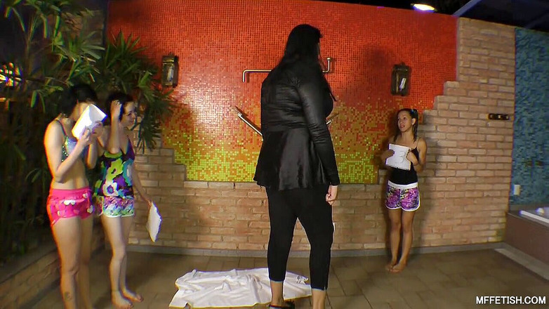 MF Fetish: 巨人cinthia和她巨大而致命的危险手