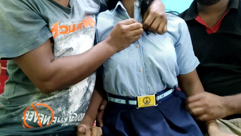 Mumbai Ashu: Doi băieți se fut dur în fata studentă