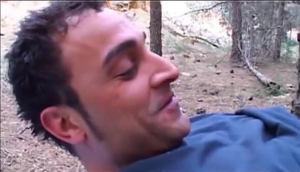 European Classics: Une petite brune dévergondée prend une bite dans les bois