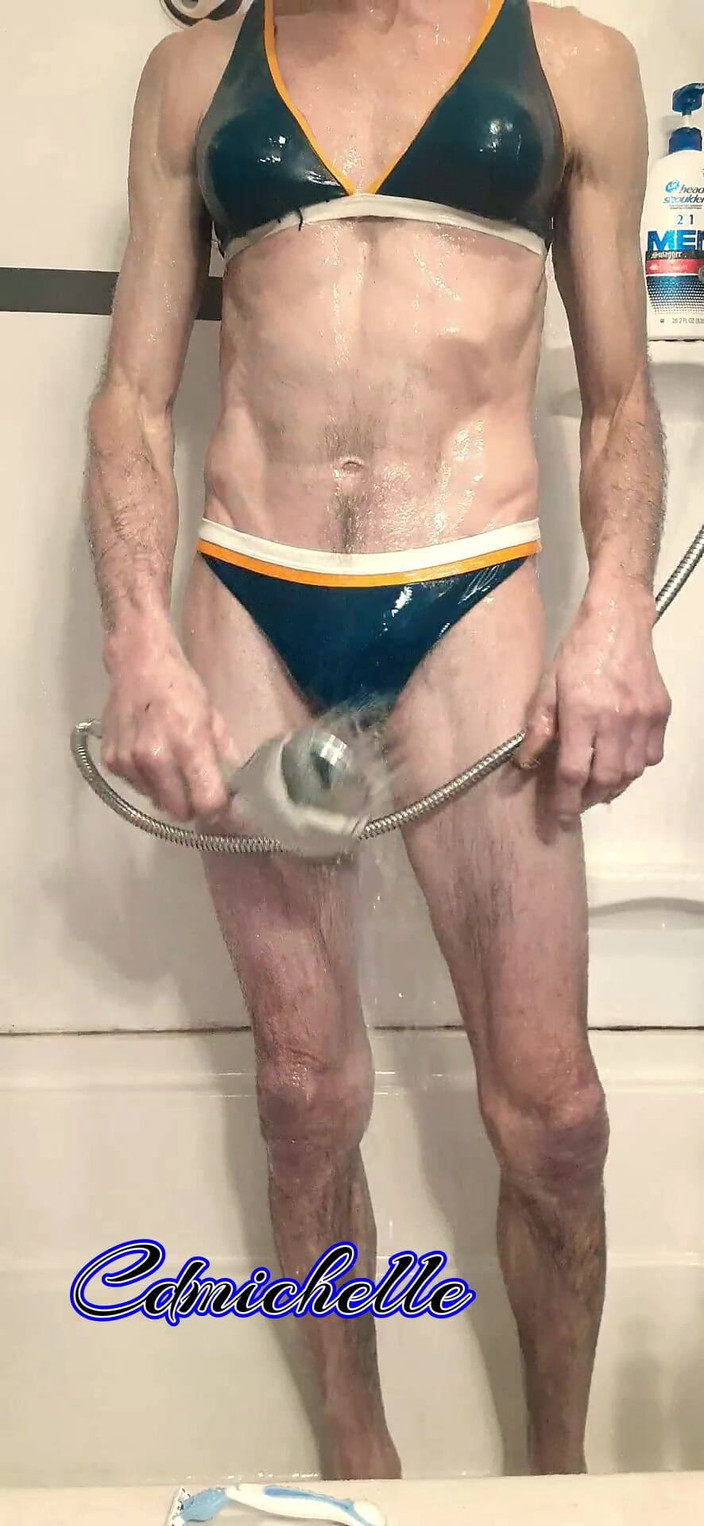 Crossdressers Cd Michelle wearing sexy lingerie: Кроссдрессер Cdmichell у синьому купальнику з двома частинами