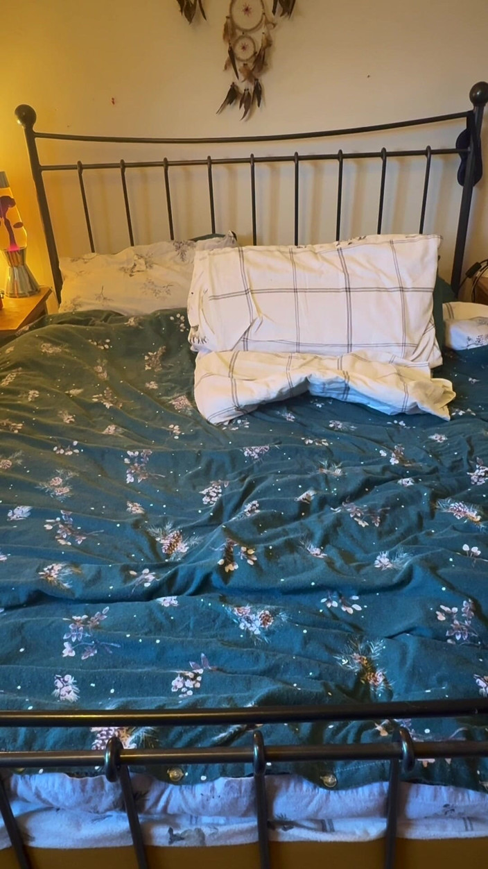 Frequentmasturbation: Fare uno spettacolo per la coinquilina