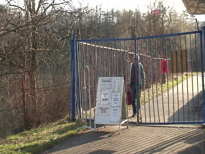 German porn friends: Heiße brünette wird von älterem typen im freien ausgefressen und gefingert