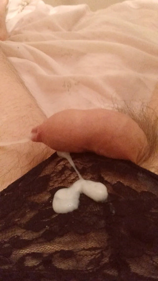 Cindy Belfast: Cindy muncrat di celana dalam lacey hitamnya