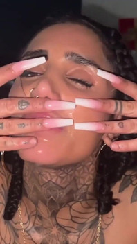 Getatoeëerde milf zuigt de vriendin van haar zus Tobi droog