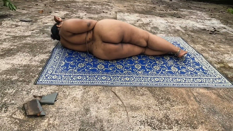Anne Ipe: Safada nudista da Índia relaxando ao ar livre nua, comendo frutas...