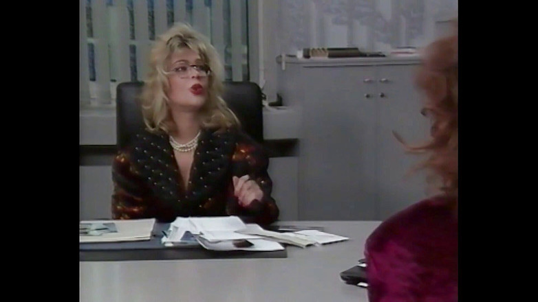 Mature Climax - 100% Mature Videos: Une brune mature se fait enculer en lui caressant la...