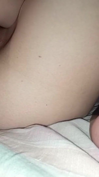 Ma petite chatte d’ado est tellement mouillée que j’ai besoin d’une bite !