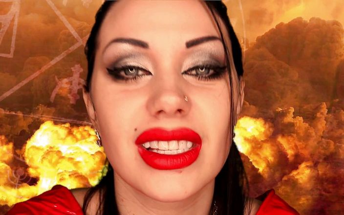 Goddess Misha Goldy: Dentro de um Diabo! Devorado fetiche!