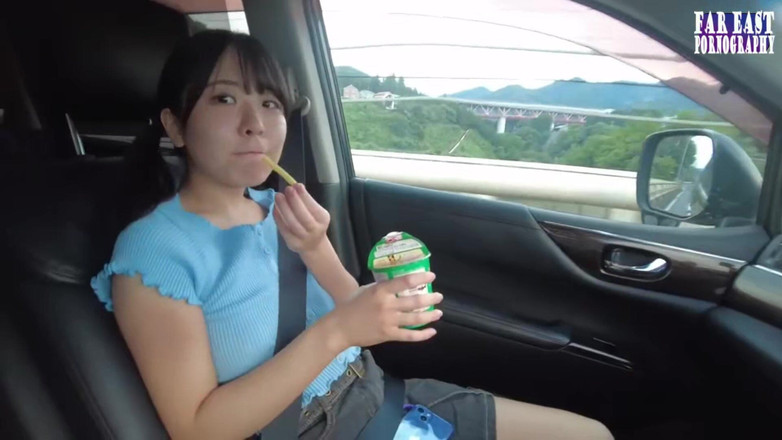 Far East pornography: Cupa F, sărutată în soare, cu o frumusețe iubitoare de spermă...