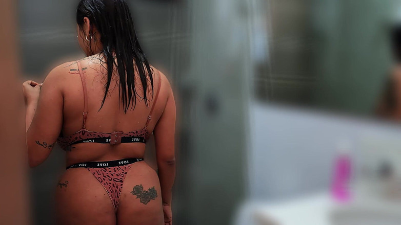 GIULIANA_BIG: Payudara Besar Brunette Disentuh Di Tab Mandi Selepas Gim