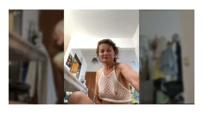 Sergant: Kıllı amcıklı ince seksi orta yaşlı seksi kadın dildoyla oynuyor...