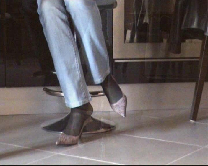 Nyllady: Gioca con le scarpe in collant neri e décolleté rosa