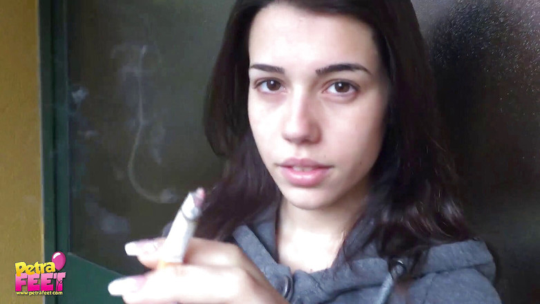 Smokin Fetish: Palenie na zewnątrz od oszałamiającej brunetki