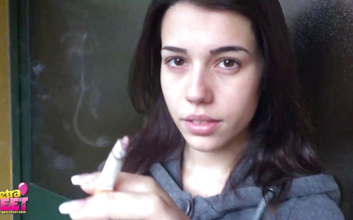 Smokin Fetish: Outdoors smoking from the stunning brunette