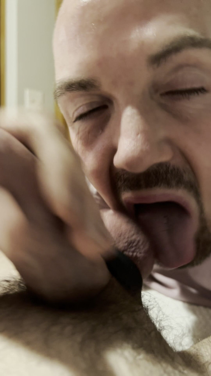 Tyler8: Suami nyepong kontol ayah dan dikasih hadiahnya