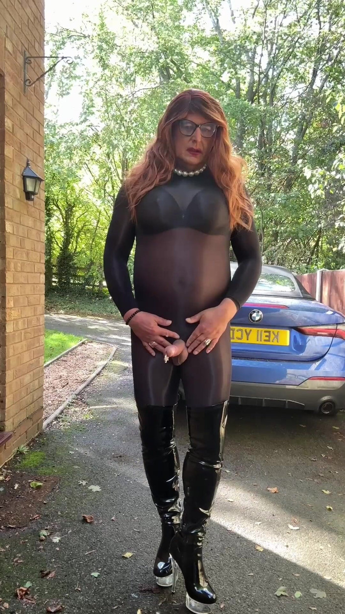 Kellycd2022: Crossdresser seksi kellycd2022 dengan stoking tubuh hitam seksi dan sepatu...