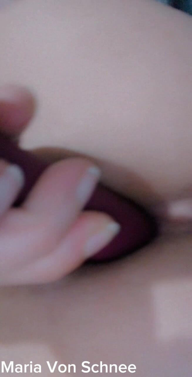 Maria Von Schnee: Melancap dengan alat penggetar saya