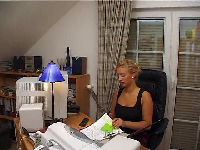 Lucky Cooch: Sevimli orta yaşlı seksi kadın sadece senin için soyunuyor