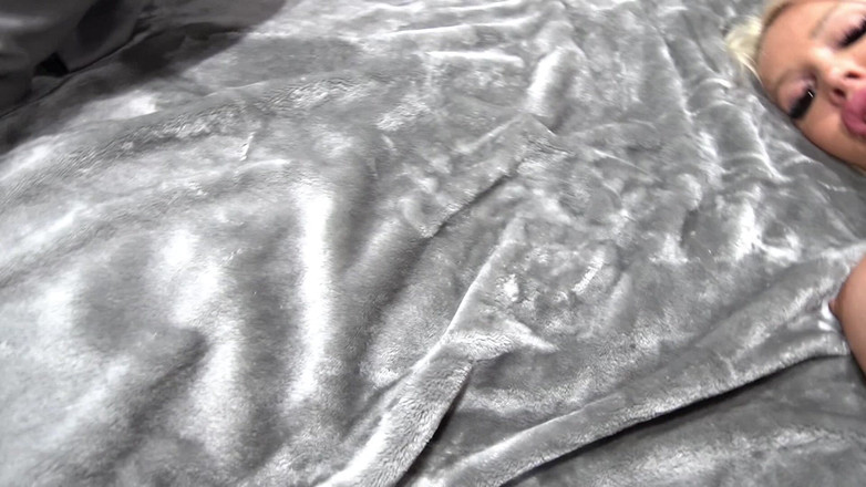 Teddy Tarantino: Velká prsa blonďatá Bimbo je ošukaná jejím nevlastním synem Teddym...