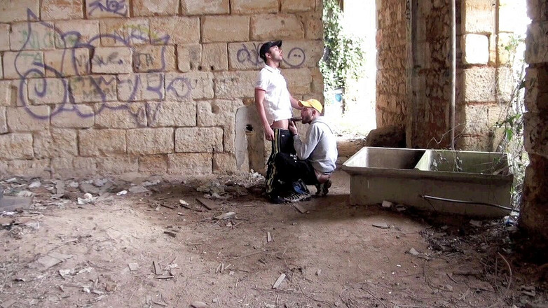 Discret Cruising sex: Pelacur disetubuhi di jockstrap oleh latino di luar ruangan