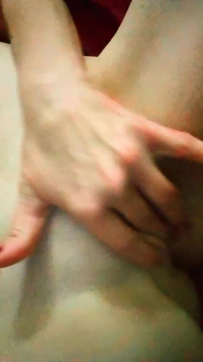 Bombstick and Trouble: La sexy miLF bionda si sditalina la sua figa rasata...