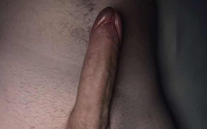 sly997: Возбужденная тинка трахает мокрую карманную киску