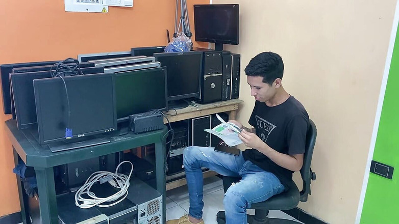 ANDREINA: Ich spiele bei seiner Arbeit mit meinem stiefvater, bis er...