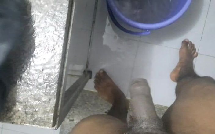 Wheyincognito: Chico caliente masturbándose en el baño durante lavándose la ropa...