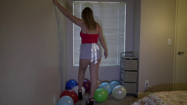 Tropical Lust: Kendra lagi asik bersenang-senang pakai balon seks