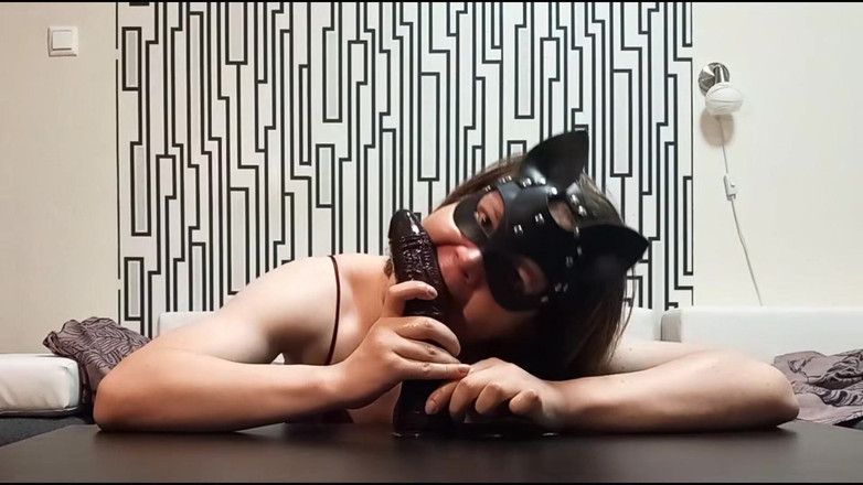 Elise Woods: Сіссі в масці смокче твій член