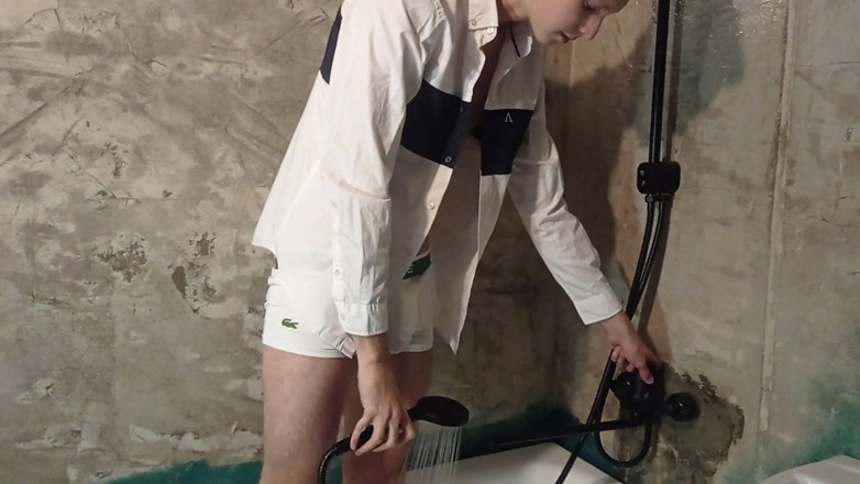 Dick Love Boys: L'eccitante si masturba in bagno