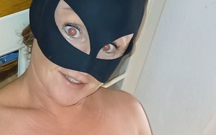 Sexy and masked: Ze masturbeert maar fantaseert over lul.