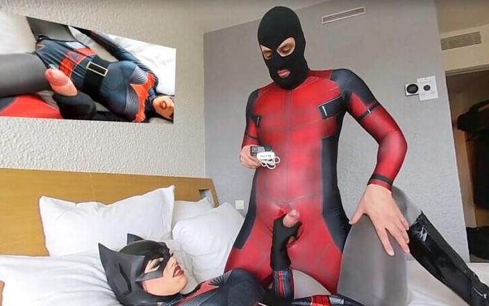 Nylon Xtreme VR: VR 3D Nora Fox Batwoman futută în ciorapi