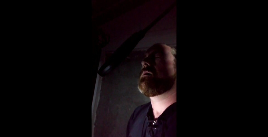 Dirty Talking Guy: エロ音声を録音しながら舞台裏。仕事が楽しくないなんて誰が言ったの?