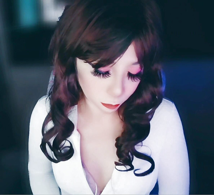 Sophieyuki: セクシーな水着を着たアジアのトランスが輪姦されるのを待っています