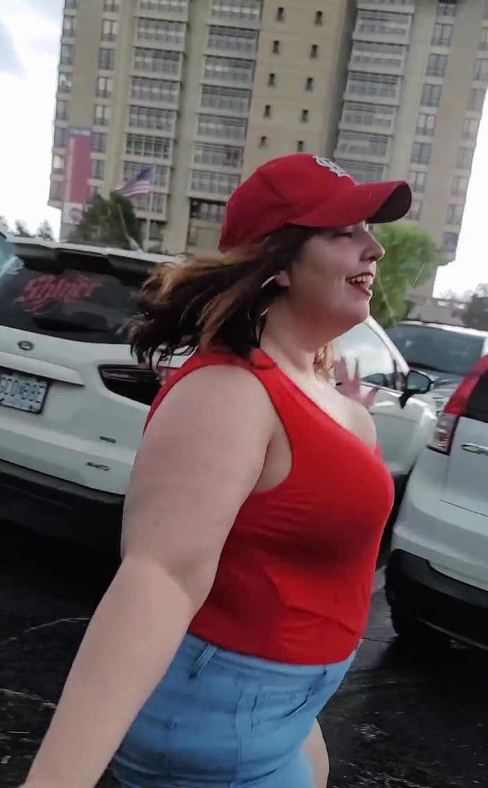 KinkyKatie: 我们下雨了，我愚蠢的屁股决定跳进水穴