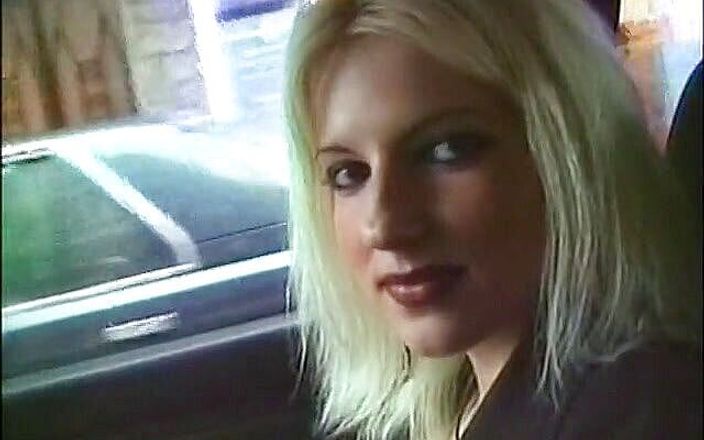 Java Consulting: Storbröstad blondin ger avsugning i bilen