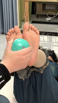 La mia ragazza era legata a una struttura di ferro, i piedi nudi sospesi e solleticati