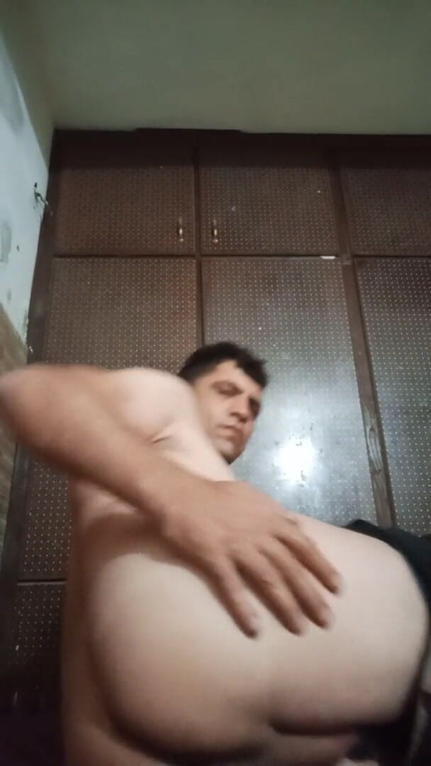 Striptease no choice: Oljad röv fingured