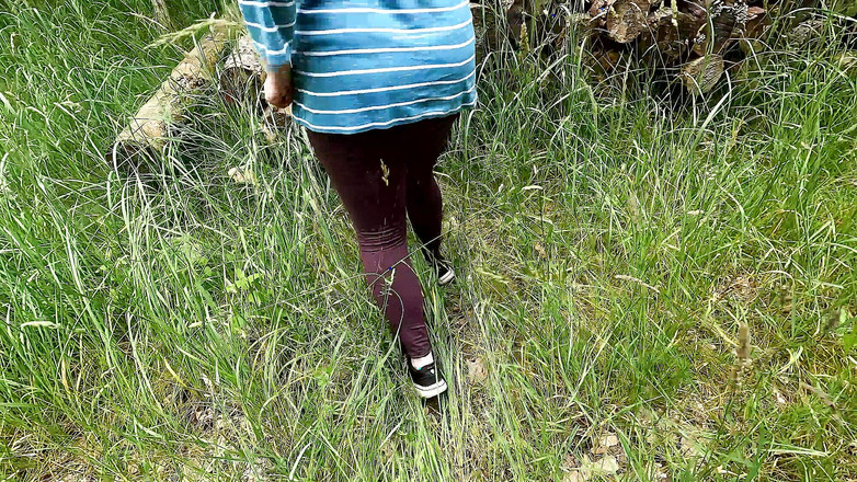 Bouncy Tits Action: Шлепает ее сиськи и киску на улице