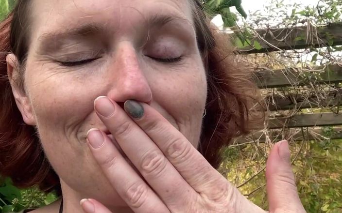 Rachel Wrigglers: Je renifle mes doigts de chatte puante dans un jardin...
