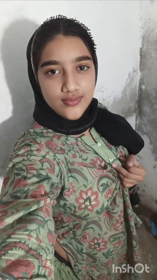 Naughty_Sana: sundar hijaabi larki hot bare stan dikha rahi hai